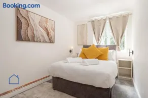Hartsbourne Grounds-New Modern Stay- Near Woolton Liverpool L25 - Image 2