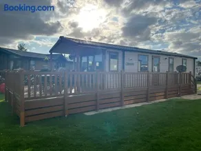 The Luxury break Sleeps 6 at 44 Kingfisher Court South facing - Image 4