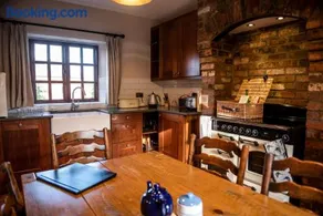 5 Star Romantic Rose Cottage with Roll-Top Bath - Image 2