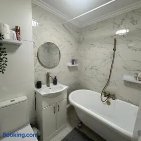 Cozy 1BR Apartment in Stratford with City View - Image 5