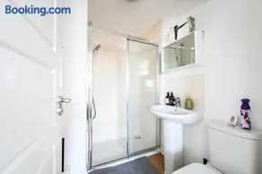 LUX Dartford 5 bed home, 9 beds, sleeps 12, Free parking - Image 3