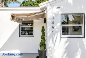 Luxury Miami Pool House Private Backyard Oasis Near Wynwood and Miami International Airport - Image 5