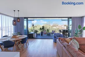 302 Penthouse Portarlington Waterfront Luxury sleeping 6 3 Queen Bedrooms 2 bathrooms Private Terrace Aircon and Heating - Image 3