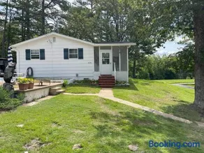 Lakefront Retreat - Sleeps 8 - 1 Hr from STL - Image 2