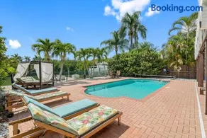 Stunning Waterfront Pool Home Walk to Beach & Restaurants Large Private Pool - Image 3