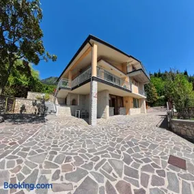 Villa Arianna Lake View Apartments with Pool - Image 2