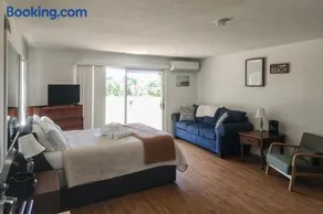 Large Studio with Patio and Pool - Image 4