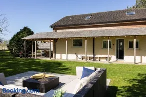 Lux Countryside Haven Mins to Beach Garden - Image 1