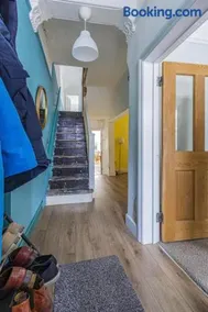 Spacious Double Bedroom - Image 4