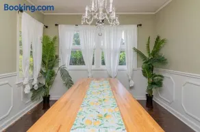 10 Min to Downtown Close to Dining-Boxwood Beauty - Image 2