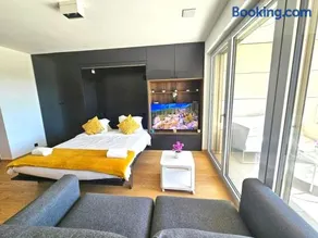 Bright Studio Retreat with outdoor terrace&garage - Image 3