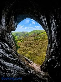 Thors Cave Cabin, Peak District - Image 2