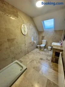 Dernvale House - Double room sleeps 3 - Image 3