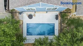 Beautiful home with lake views and in-ground pool - Image 3