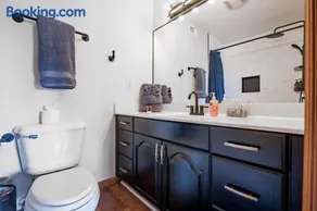 Mountain View/Jacuzzi/ Fire pit/ close to downtown - Image 3