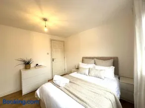 Private room with en-suite and parking in shared flat - Image 4