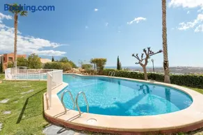 Appartement avec terrasse et piscine | Vue jardin - Image 1