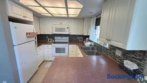 Bright and Cozy Modern Suite in Steventon Richmond - Image 4