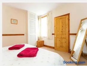 3 bed rooms 2 en-suite - spacious with 90sqm garden - self check in - pet friendly - Central, near beach - Image 3
