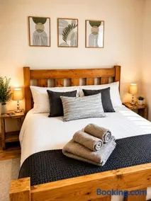 Wayside, Yorkshire Wolds Holiday Home, Sleeps 4, Parking - Image 2