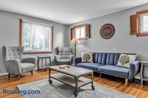 Beautiful 2 Queen Bed Lower Apartment in North Buffalo with Free Driveway Parking! - Image 2