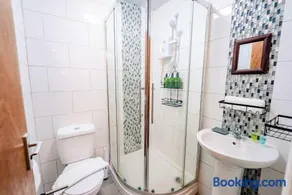Trendy New Cosy 1BR Near Lively City Road Strip - Image 4