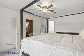 Cozy Stylish Retreat with Porch Swing Near Houston - Image 5
