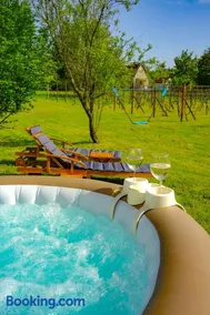 Luxury Vineyard Retreat with Private Jacuzzi - Image 3