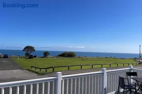 3 Bedroom Sleeps 8 - Free Parking - Balcony - Image 4