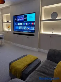 Premium Apartment in Redhill Town Centre - Image 4