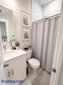 private guest suit with free parking - Image 2