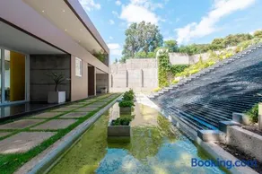 Luxury and tranquility facing the sea - Image 2
