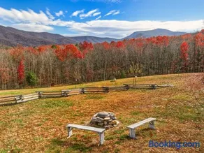 Old Wagon Ridge Cozy Mountain Escape with Hot Tub & Views - Image 2