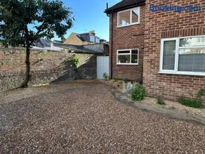 Large 2-bedroom maisonette with free parking - Image 2