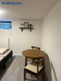 To værelser med dobbeltsenge tæt på E45 og banegården i Rødekro Værelserne deler bad Kælderværelser med egen indgang - Image 3