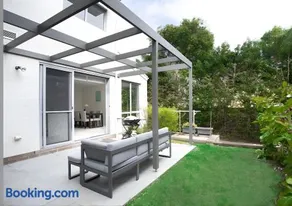 Premier 4BR Seaside Escape & Luxury Steps from Coogee Beach - Image 4