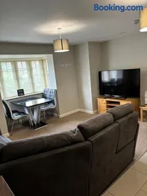 Two Bedrooms Two Bathrooms and Private Parking Rugby - Image 4