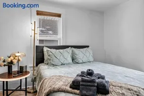 Modern Stylish Urban Haven 4 Bedroom 2 Bath - Dog Friendly - Image 3