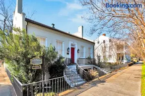 Wilkins Townhouse - 3 Bed, 3 Bath, Walk to Downtown - Image 2