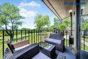 YOUR New Luxury Lakeview Condo w Pool Access - Image 4