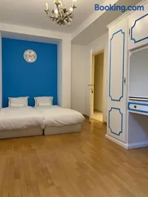 lovely two bedroom apartment with free parking - Image 5