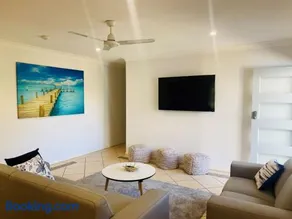 Sandys On Cypress - Rainbow Beach, pets welcome - Image 2