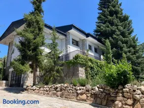 Los Cedros, gran chalet con piscina en Navacerrada - Image 1