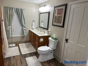 Cozy King-Lovely 1 Bedroom Suite - Image 2