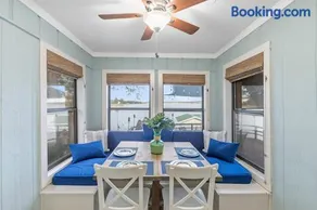 Lakefront retreat, hot tub, pets - Image 3