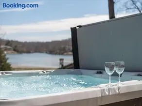 Lake Brittany Escape - Image 1