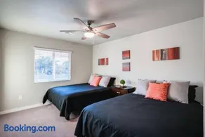 Stylish Scottsdale Home & Pool Table - Image 2