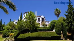 Paradisiacal Villa in Benahavís with Jacuzzi and Private Pool - Image 3