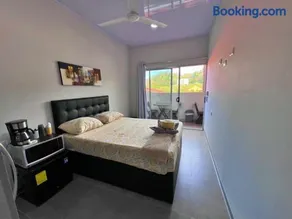 CASA MARIPOSA Punta Leona a 500 metros de la playa Alquiler de la casa entera o dos apartamentos abajo con cocina y jacuzzi o 2 cuartos con baños privados en la planta alta Para 1 a 22 personas Full equipada - Image 2