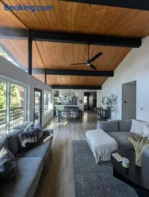 Fam & Pet Friendly Chalet w AC & BBQ - Top Rated - Image 1
